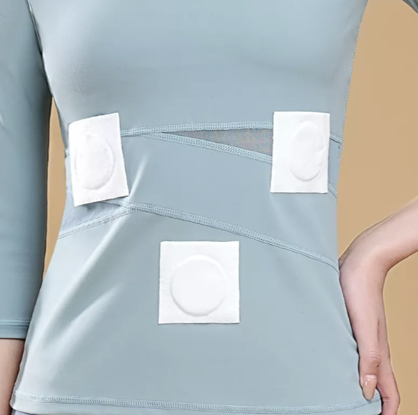 Heat Patch 皮膚に貼られた温熱パッチの画像。心地よい温かさで痛みを和らげ、筋肉を快適にします。