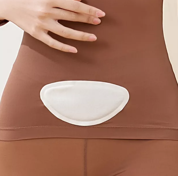 Menstrual Heat Patch 下腹部に貼られた月経用ヒートパッチの画像。月経痛を軽減するために対象を絞った暖かさを提供します。