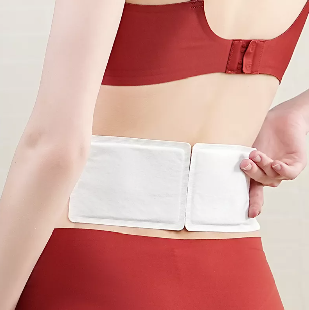 Heat Patches 皮膚に貼られたヒートパッチのイメージ。心地よい温かさをもたらし、痛みを軽減し、筋肉を快適にします。