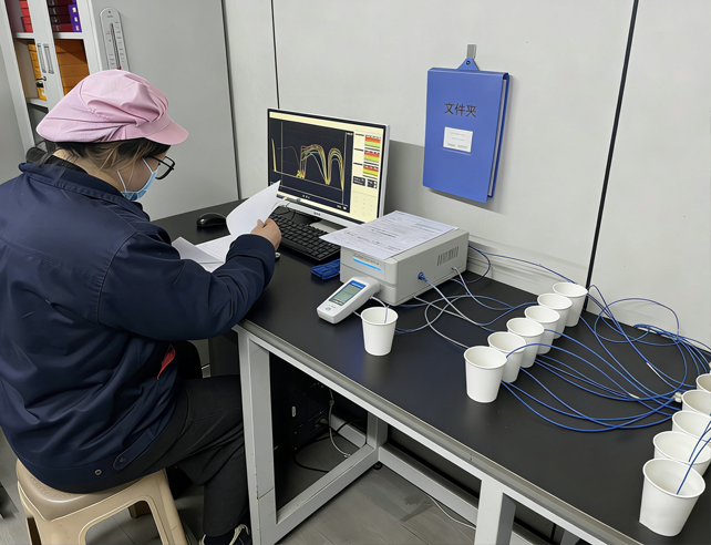 予約済みのウォームパッチ保持サンプルをテストして、コア鉄粉の加熱性能が認定基準を満たしていることを確認します。持続的な加熱温度が 70°C 以上であることを確認し、加熱反応速度を記録します。40°C に達するまでに必要な時間は 3.5 分以内でなければなりません。安定した鉄粉配合により、素早い発熱、一定の温度出力、安全な加熱効果、長時間続く暖かさを保証します。厳格な温度検査により、製品の品質が効果的に管理され、過熱や不十分な熱が回避され、すべてのヒートパッチが医療グレードの安全仕様に準拠していることが保証されます。