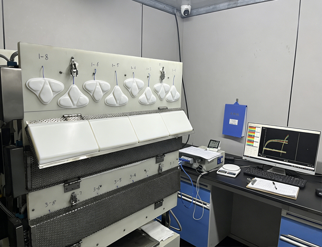 製造されたすべてのウォームパッチに対して包括的な性能テストが実施され、加熱温度、ピーク発熱量、一定温度の安定性、合計加熱時間などの主要な指標がカバーされます。毎日の厳密なサンプリングと検査により、内部の鉄粉の発熱反応を標準化し、安定した安全な温度出力を維持し、加熱不足、過熱、保温時間の不足を防ぎます。専門的な品質テストにより、すべてのヒートパッチが医療グレードの安全基準を満たし、一貫した持続的な暖かさを提供し、世界的な卸売および小売販売のための国際輸出仕様に完全に準拠していることが確認されます。